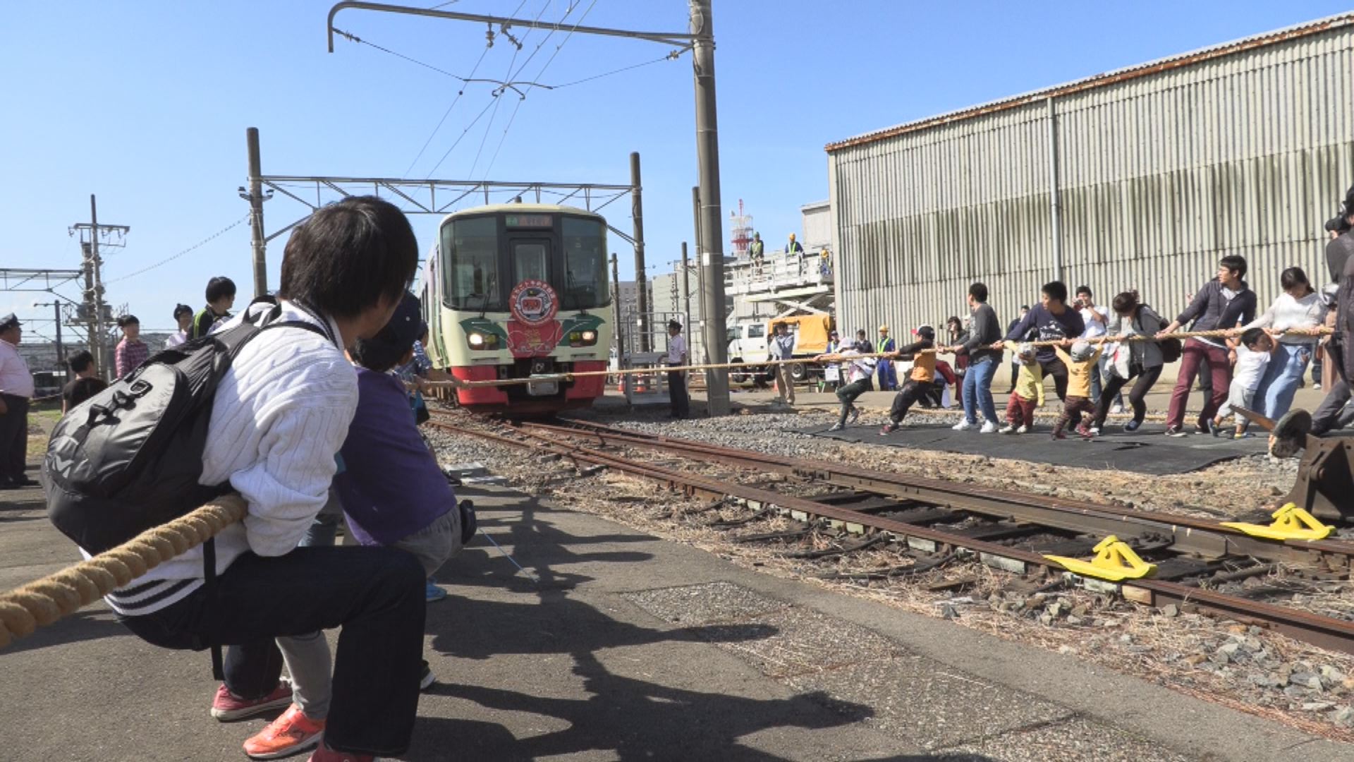41トンの車両と綱引き！　鉄道まつりにぎわう