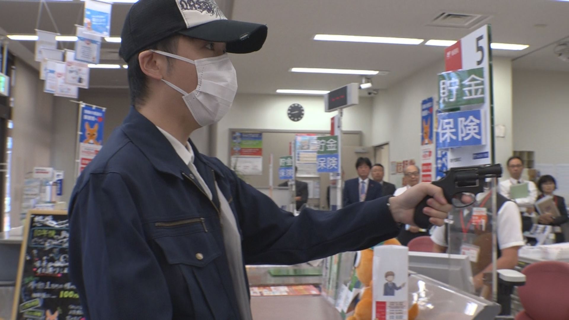 無口な強盗にどう対応？高田郵便局で対応訓練