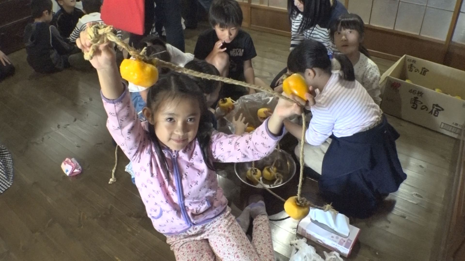 シェアハウス大町 児童と干し柿作りで交流