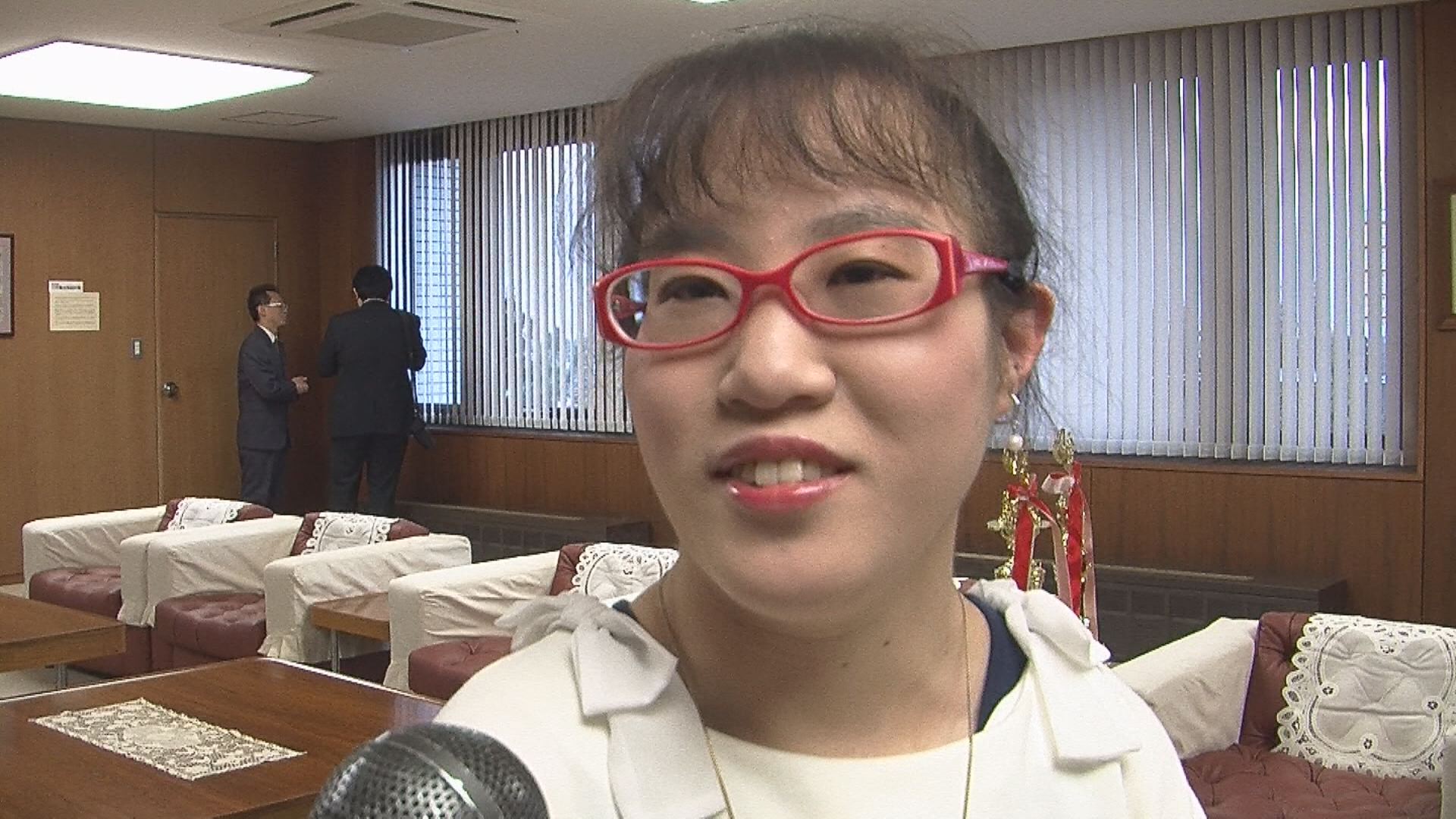 全国優勝を報告 津軽三味線奏者小竹美咲さん