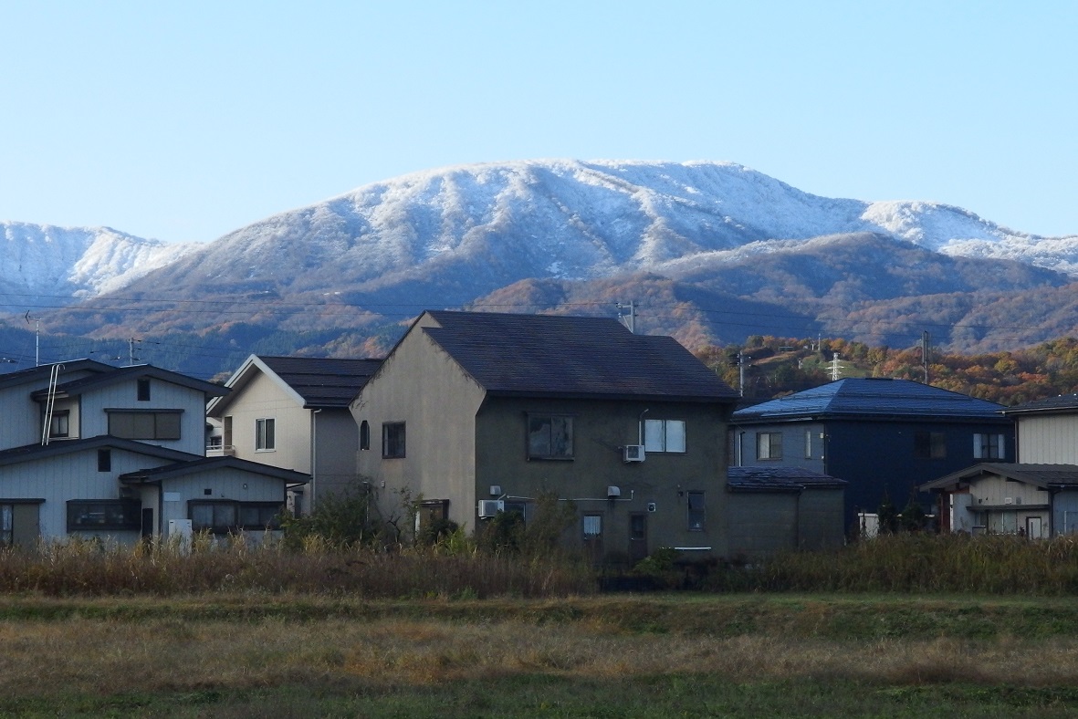 南葉山も雪化粧 今朝の高田は今季最低2.6℃