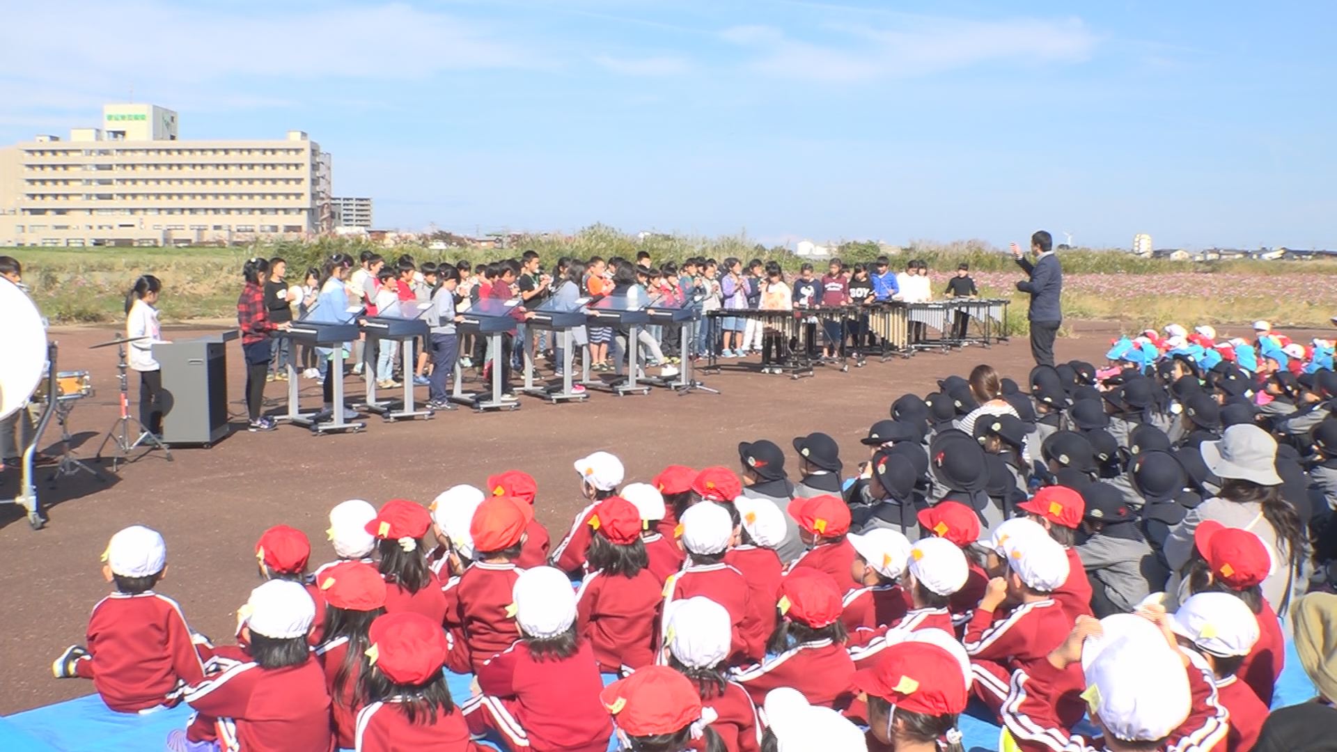 唄声にコスモスゆらゆら！関川河川敷でコンサート♪