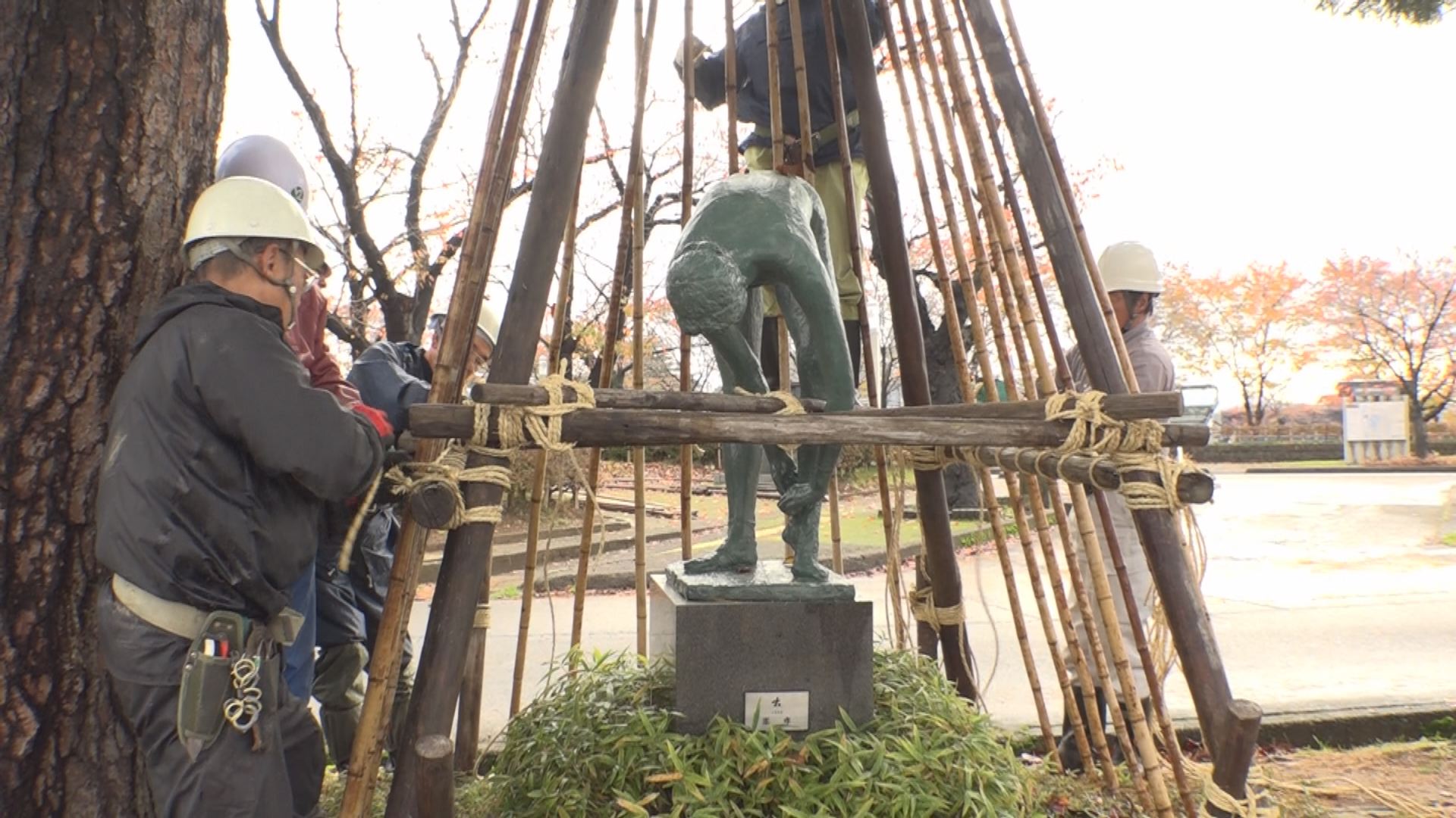 冬将軍にまけるな！高田公園ブロンズ像 冬囲い