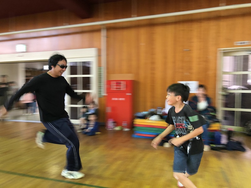 大規模鬼ごっこ！稲田小学校でリアル「逃走中」