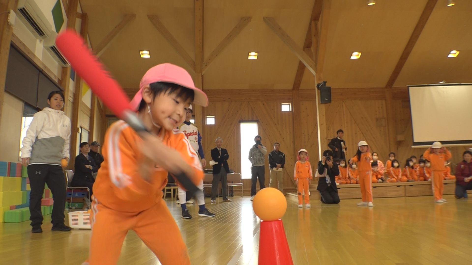“アソボール”  園児が投打の基本学ぶ 講師はアノ名監督！