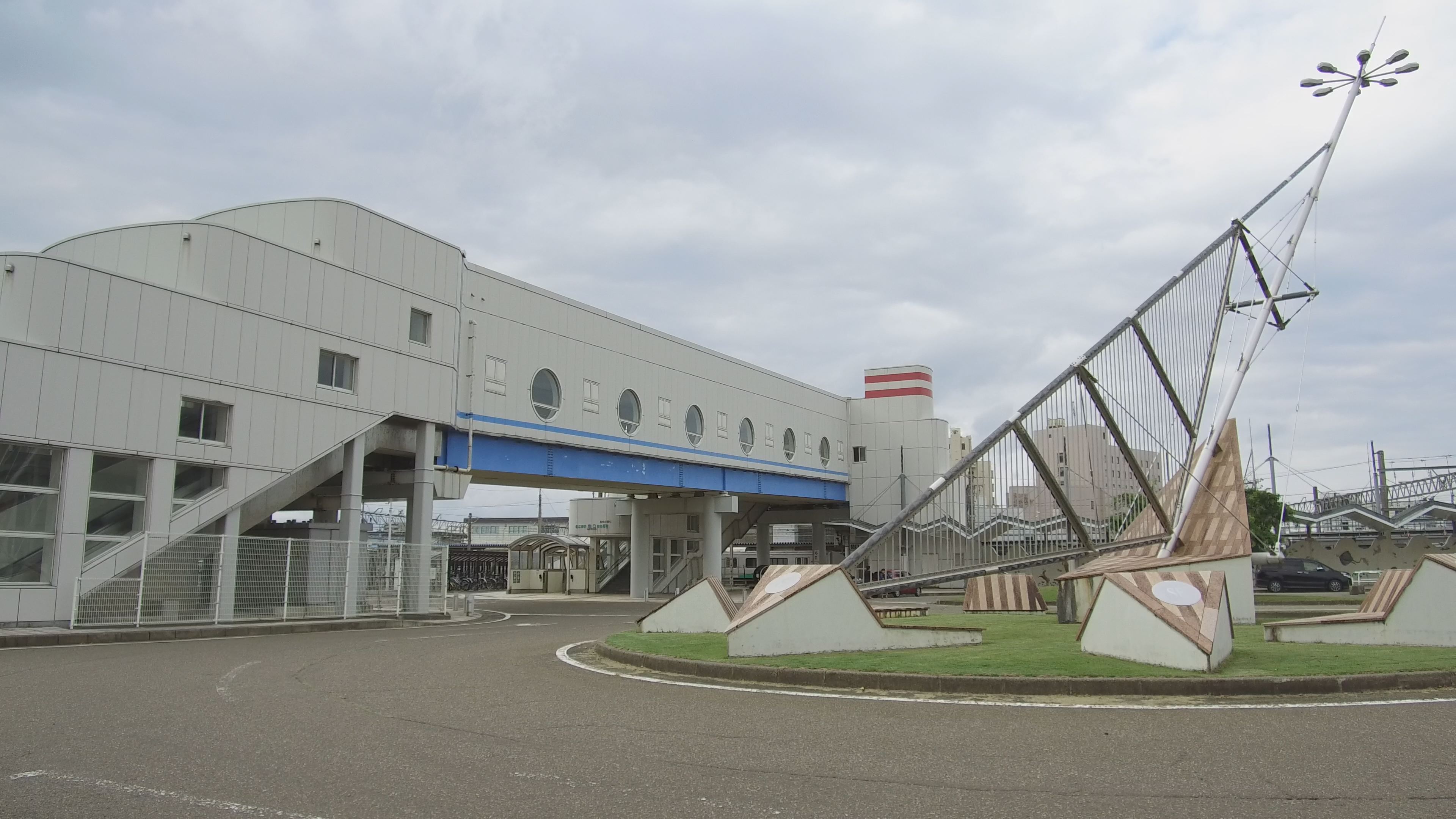 【動画】直江津らしさがいっぱい　直江津駅自由通路