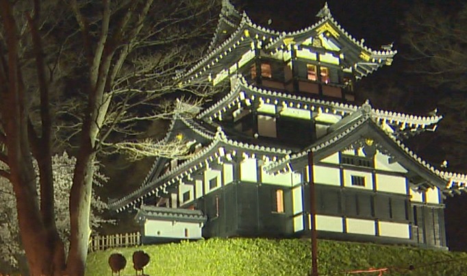 高田城三重櫓 年末年始にライトアップ