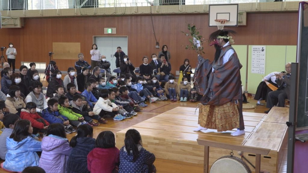 190131_谷浜小学校で里神楽発表1