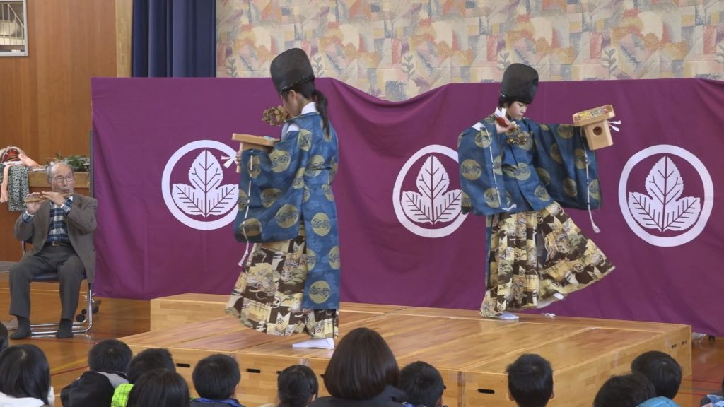 190131_谷浜小学校で里神楽発表2