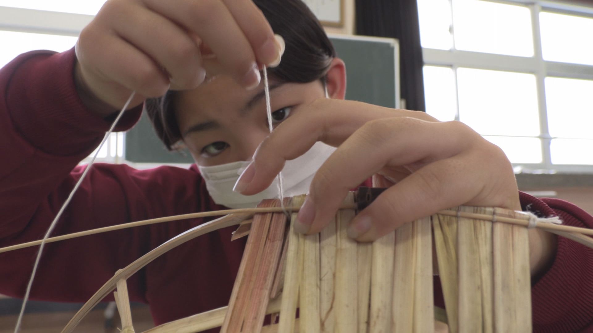 手作りは大変！ スゲ笠づくり東本町小6年