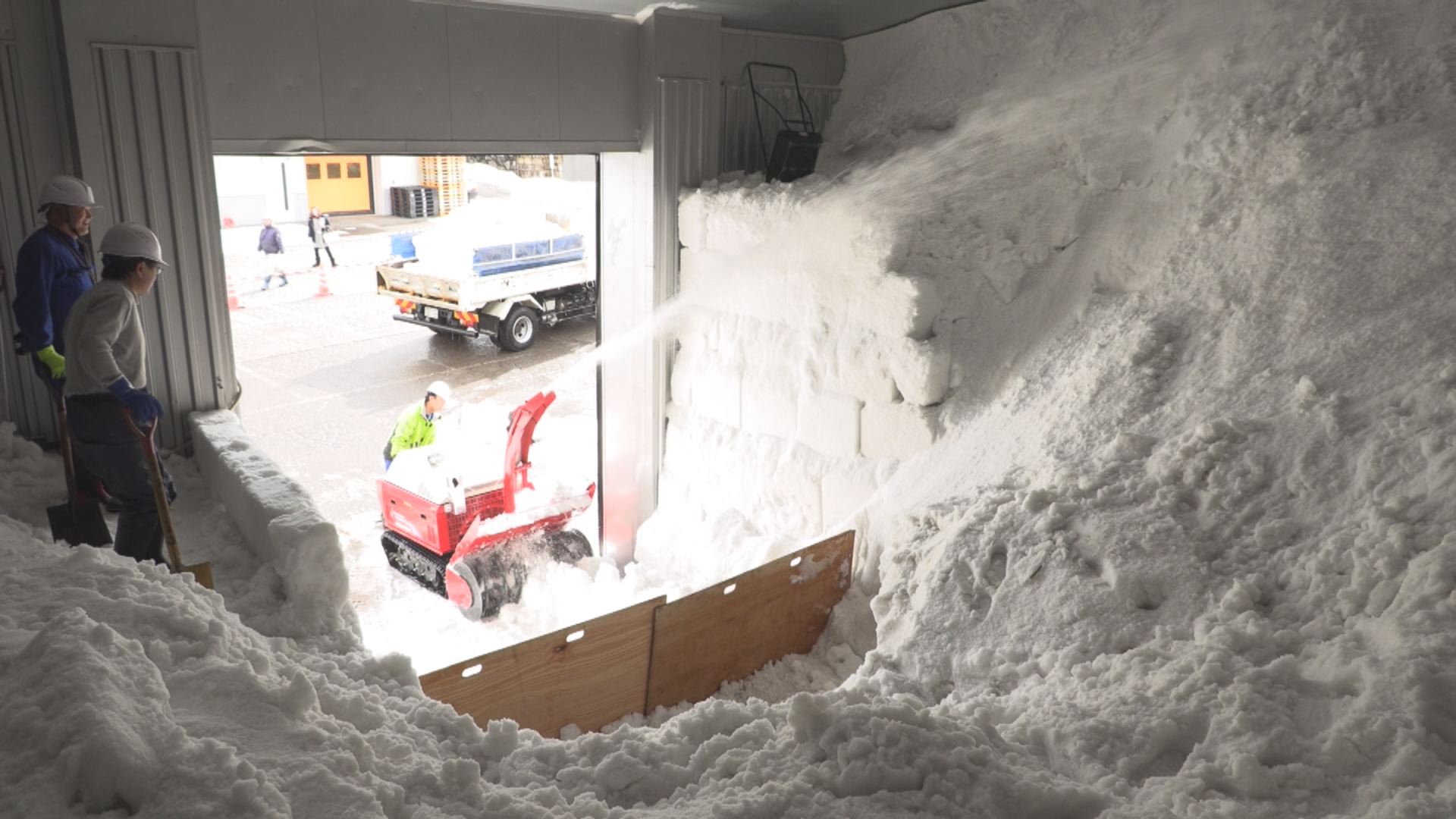 【動画】ワイン造りに不可欠！ 岩の原葡萄園で雪室に雪入れ