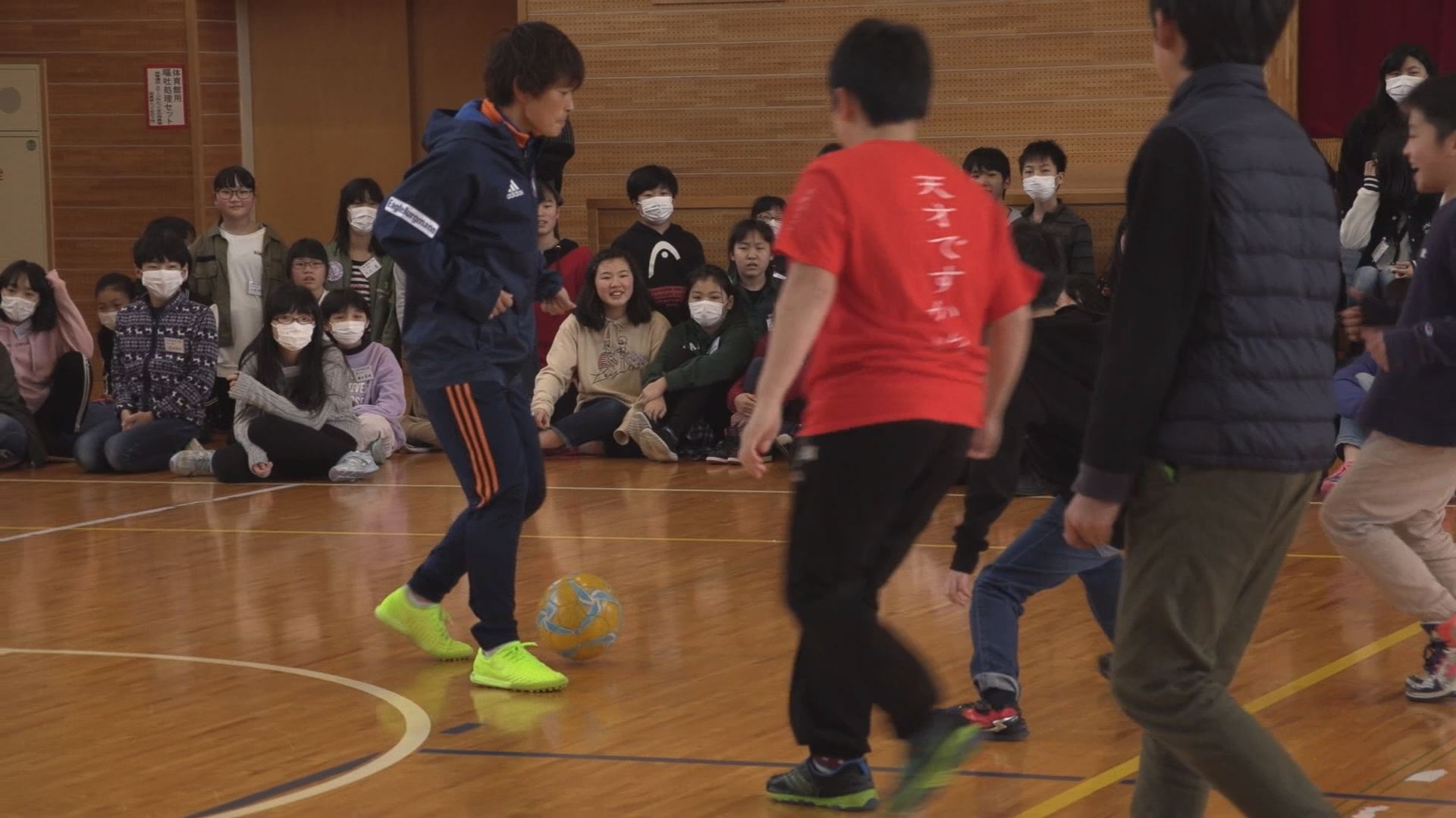 春日新田小 アルビレックス新潟レディースがサッカー授業