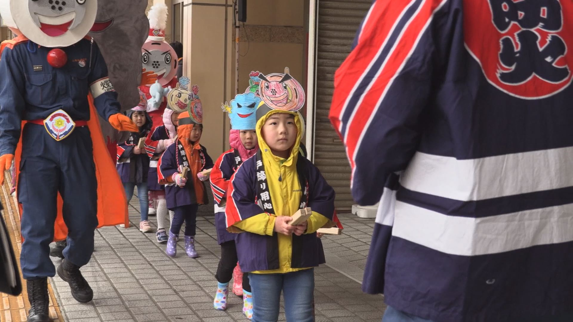 火の用心！二・七の朝市で幼稚園児が呼びかけ