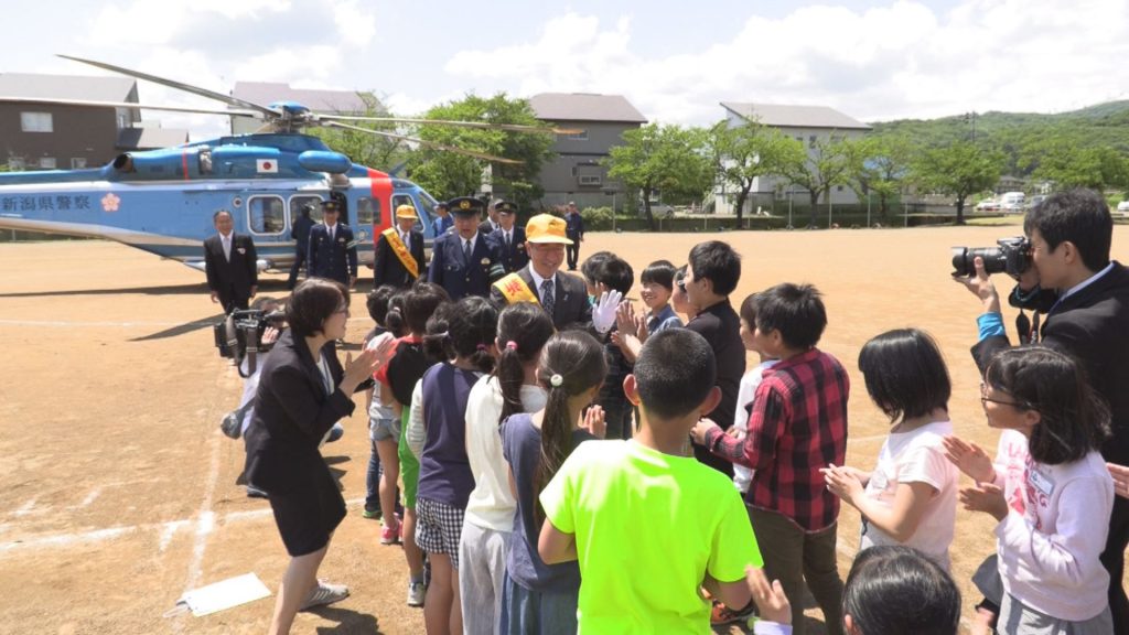 190515_交通安全ヘリ斐太北小に