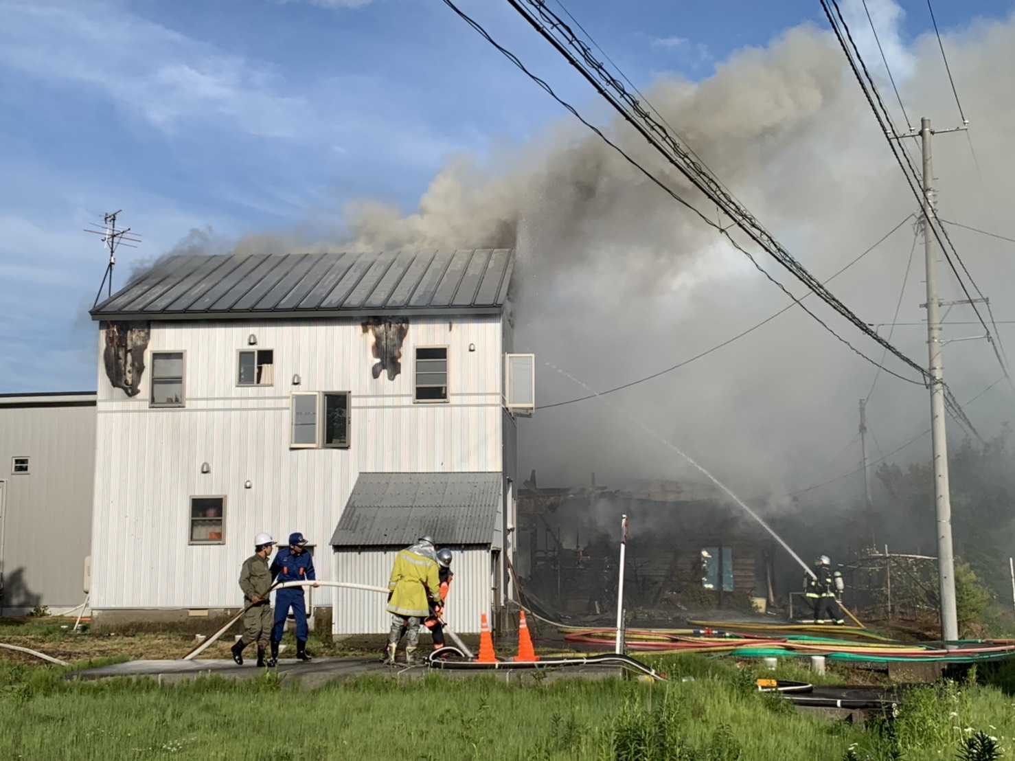 上越市頸城区で住宅火災 2棟全焼 けが人なし
