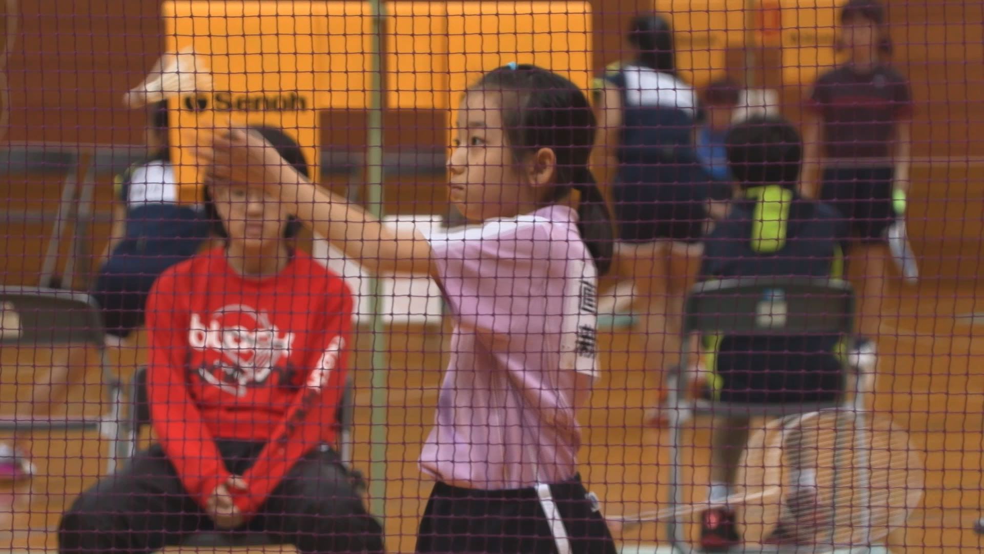 スポーツ少年団バドミントン大会　100人が腕競う