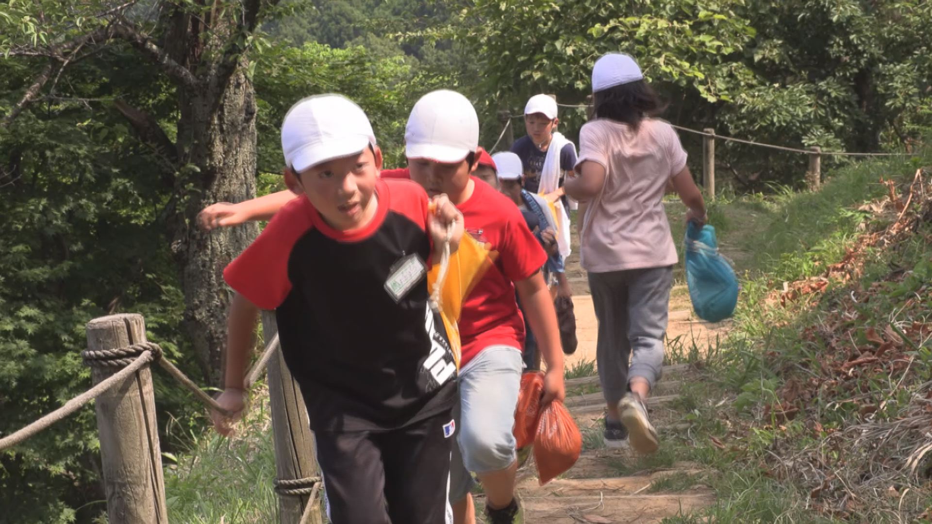 いざ出陣！春日小児童が本丸に土運ぶ