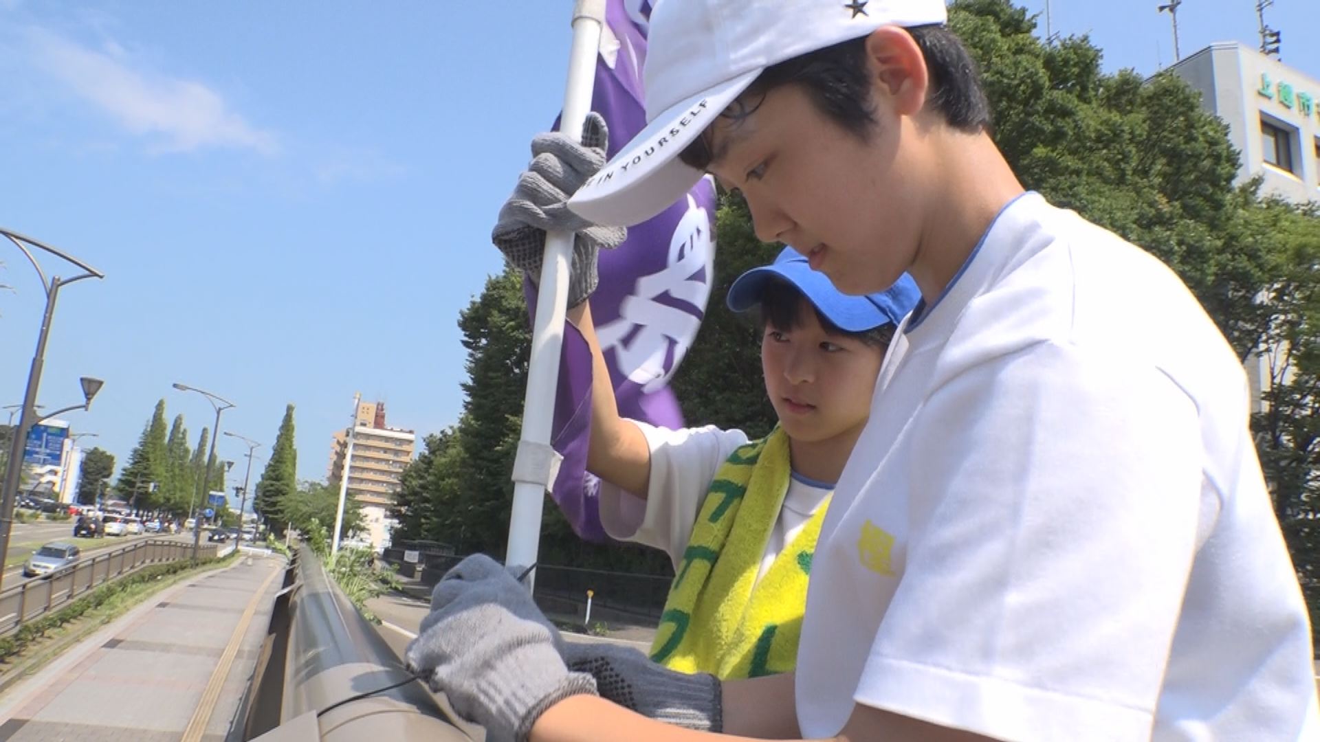 出陣へスタンバイ！春日中学校生徒 謙信公祭のぼり旗設置
