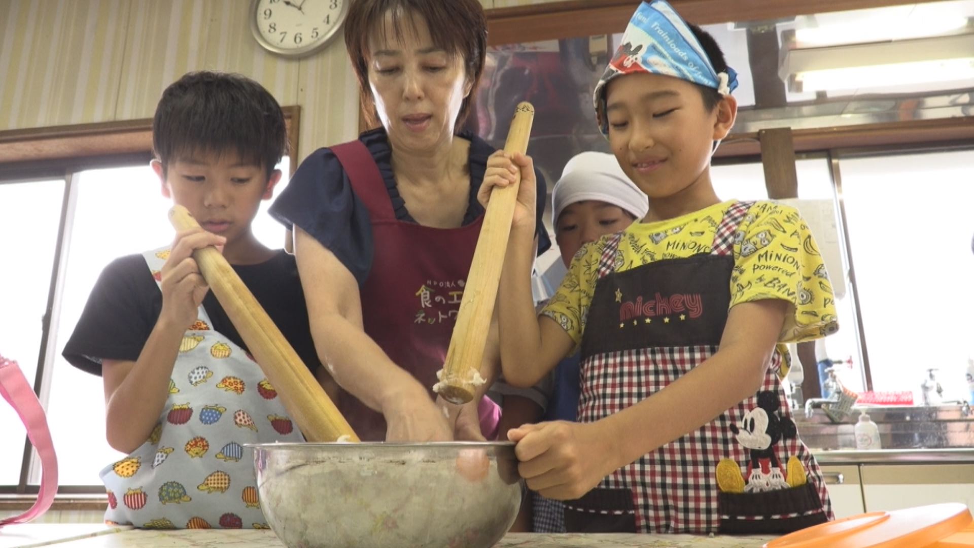 自分で作るからおいしい！ 児童がおやきづくり