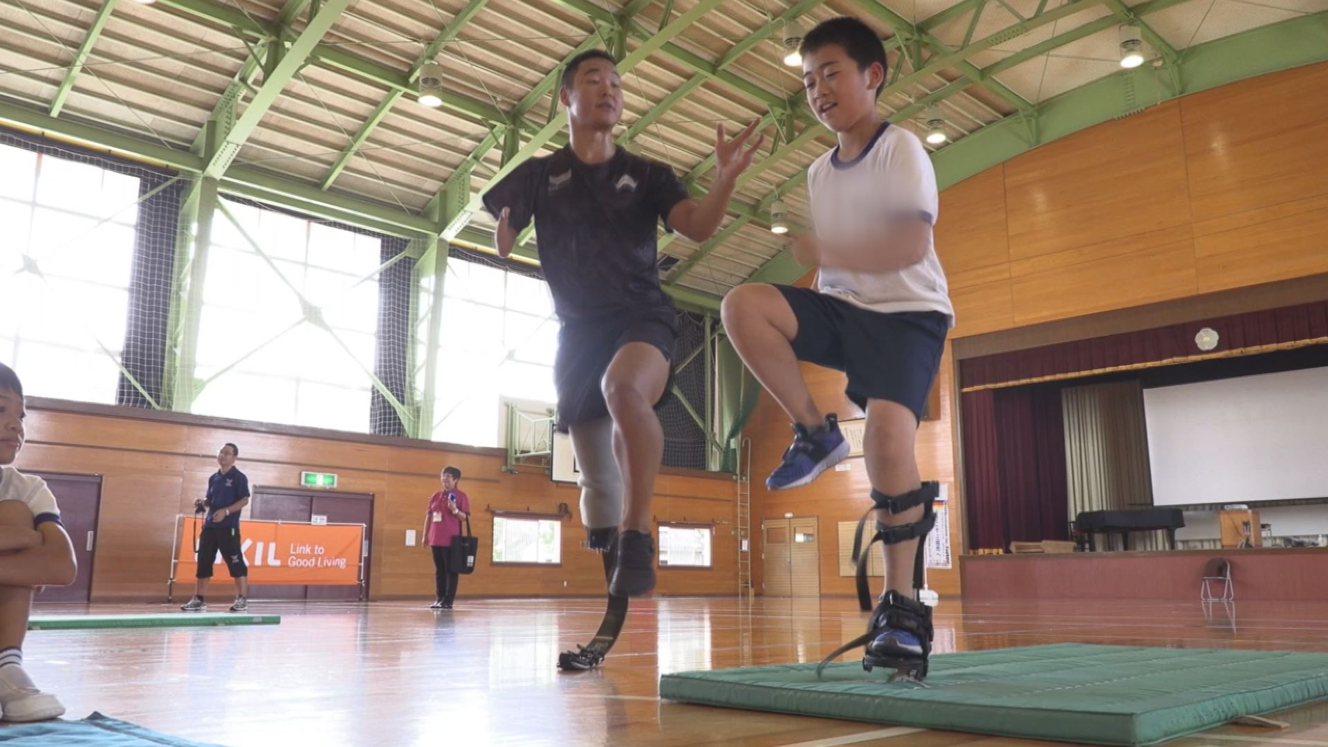 心の壁をとりはらえ！柿崎小でスポーツ義足体験