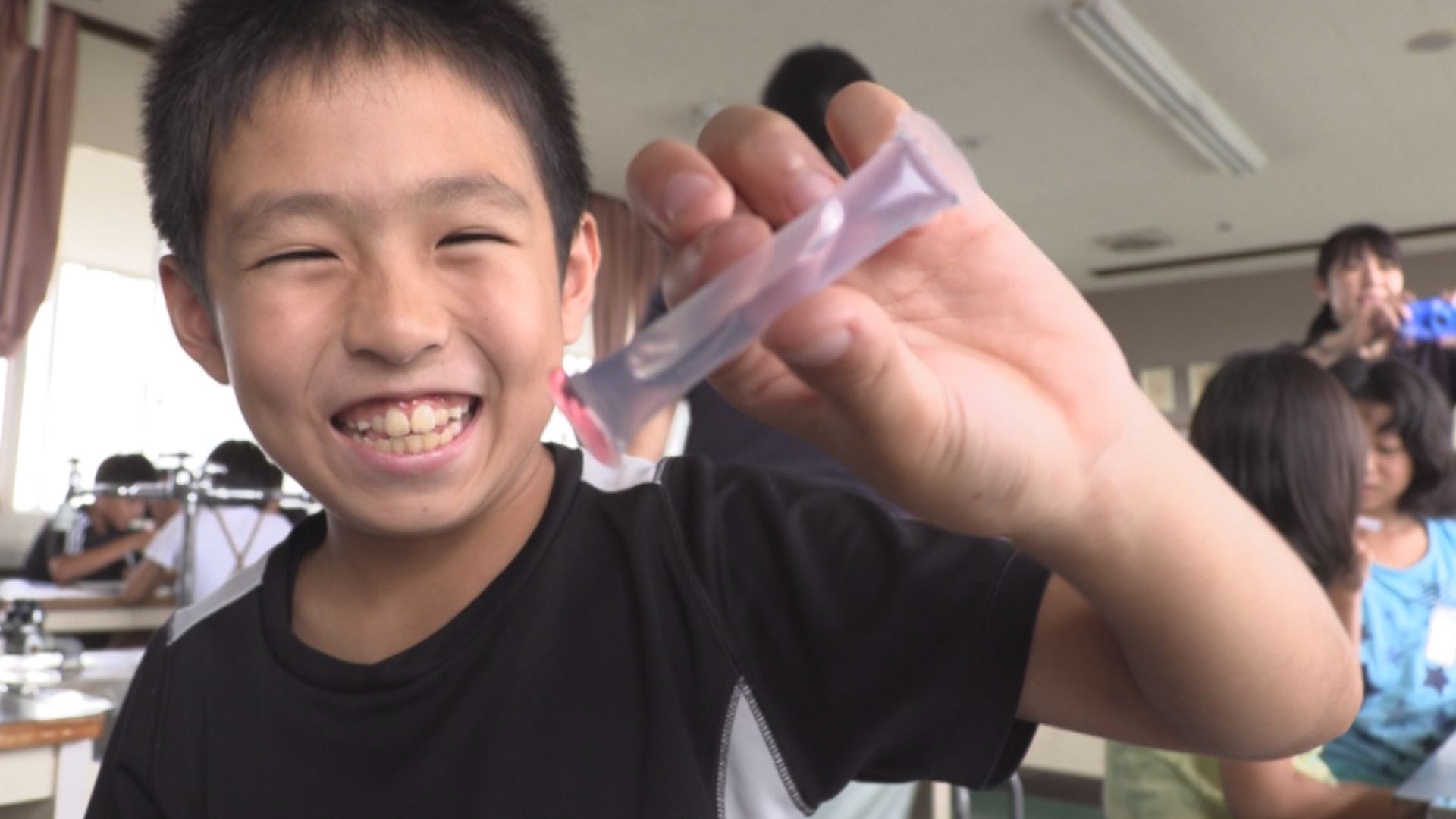 ジュースで水の汚れをチェック！ 南川小4年生が実験