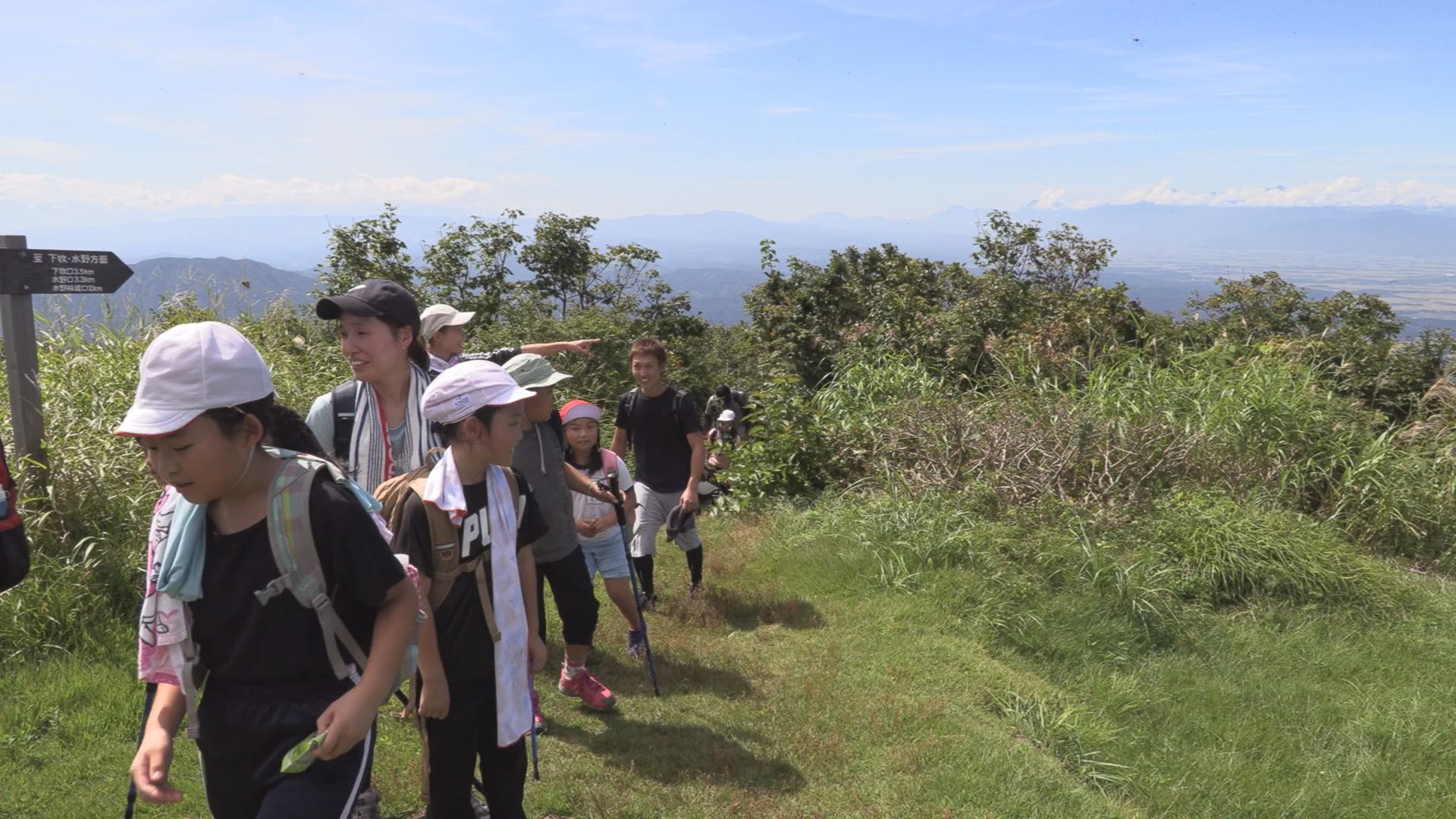 柿崎小 親子で米山登山に挑戦！山頂からの眺め楽しむ