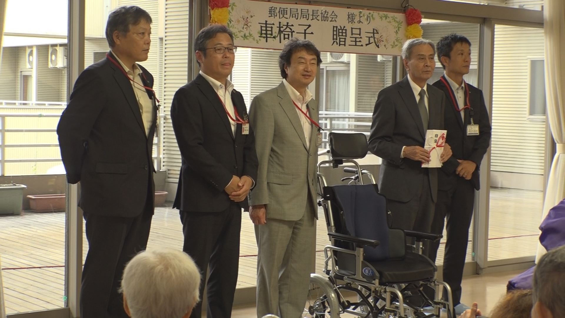 信越郵便局長協会 ブナの里に車椅子寄贈　