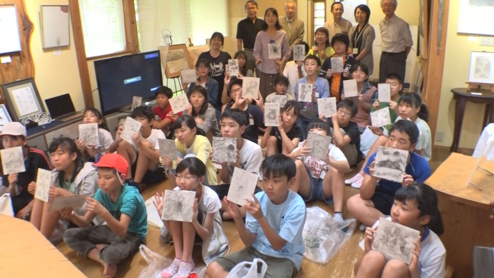 雪の色で描く！里公小学校児童がトミオカ技法に挑戦