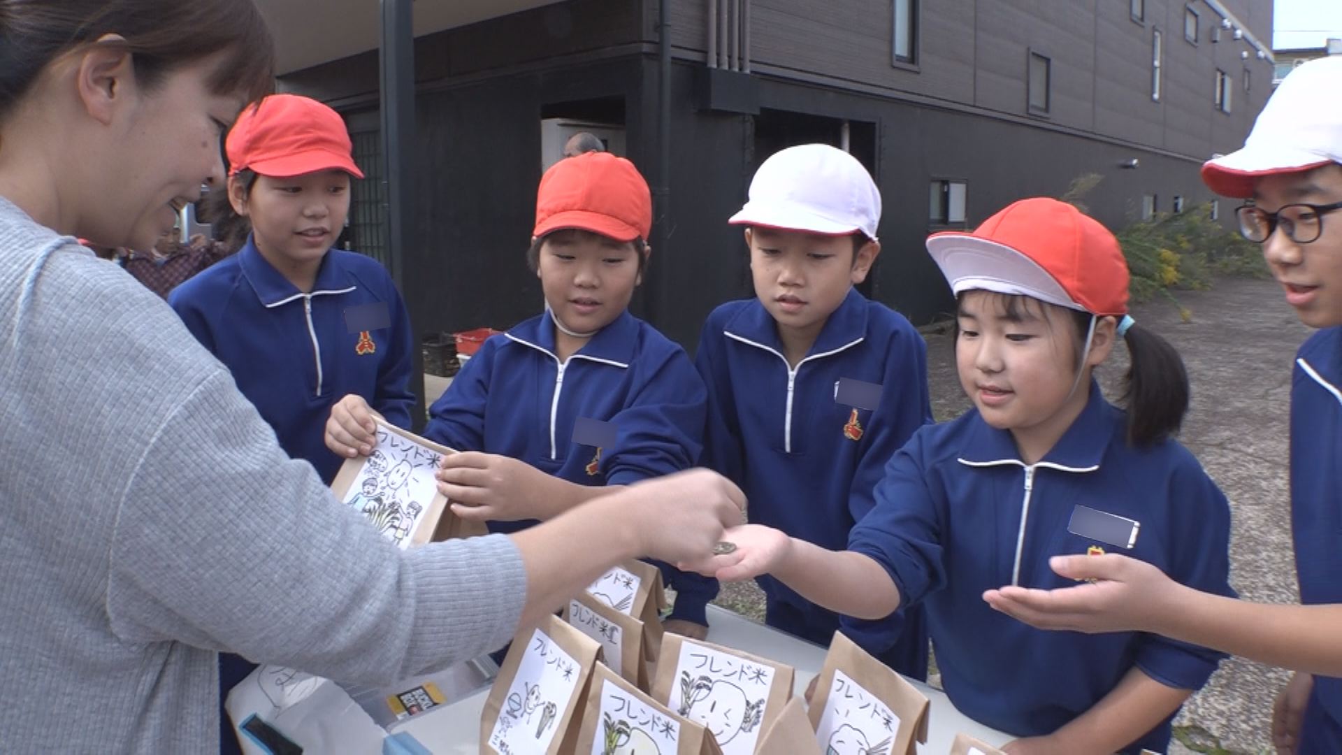 高田の朝市に「フレンド米」 三郷小がコメ販売