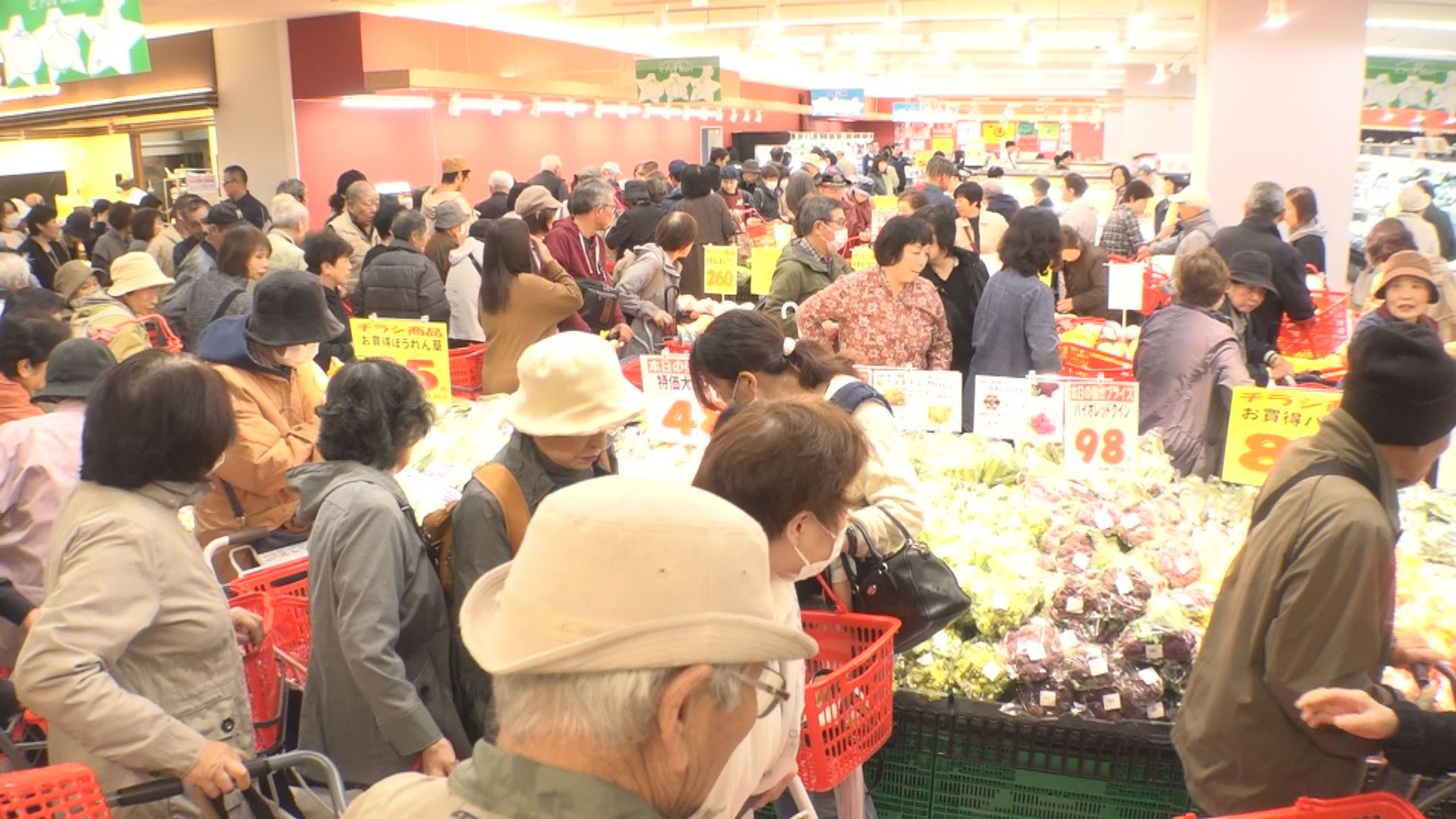 客が押し寄せ入場制限も エルマールにスーパー開店