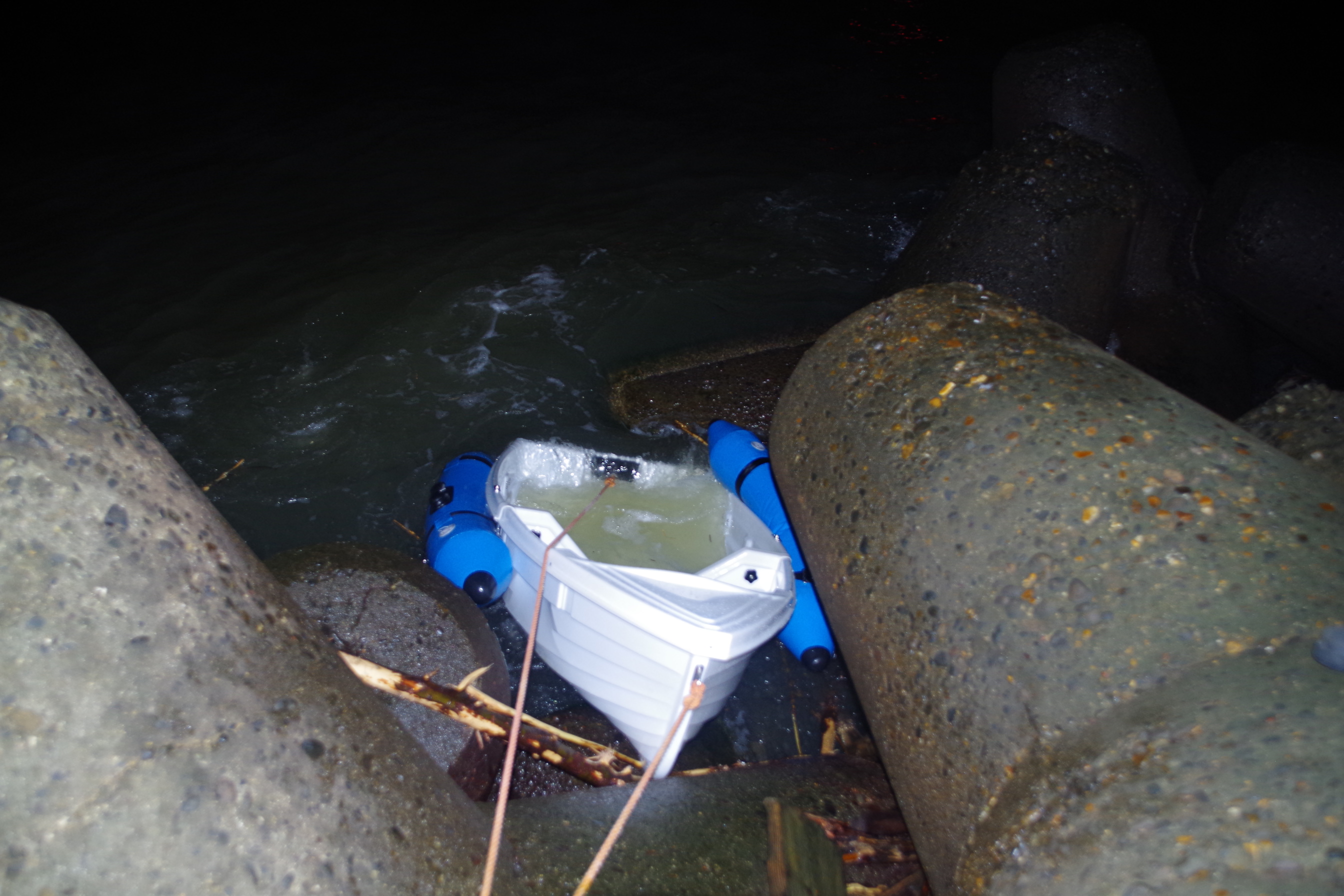男性2人が乗っていたミニボートが半沈没 直江津港沖合