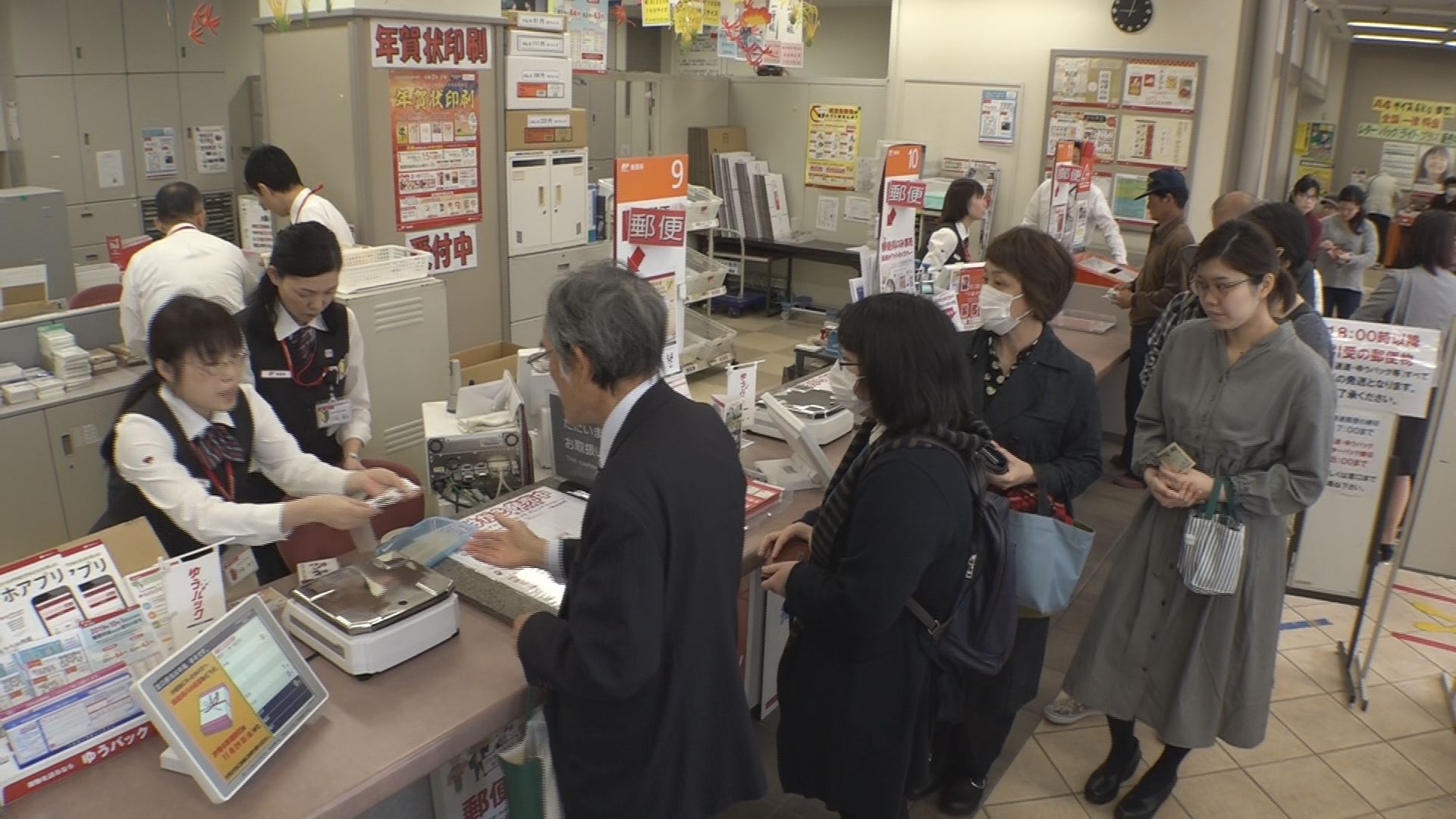 早朝の高田郵便局に行列！年賀状はがき販売スタート