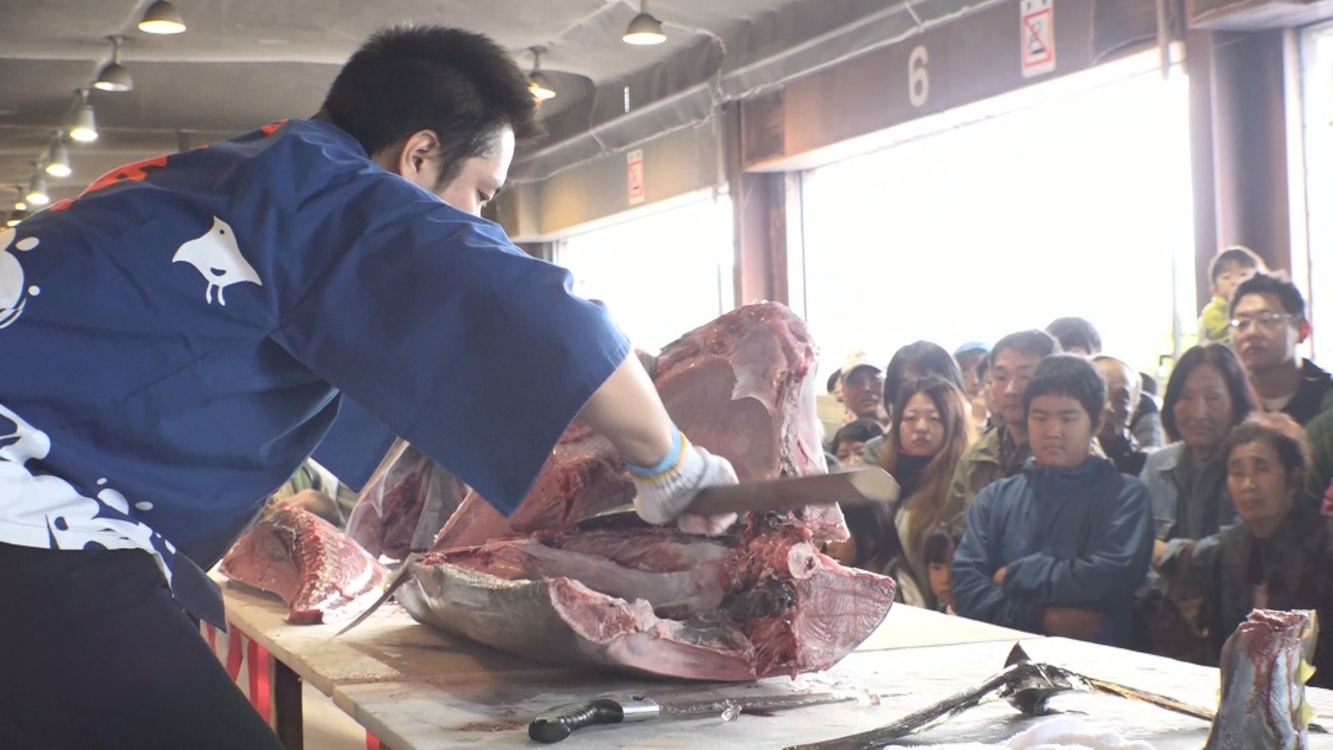 セリ体験にマグロの解体！大賑わい「上越さかなやさい祭り」
