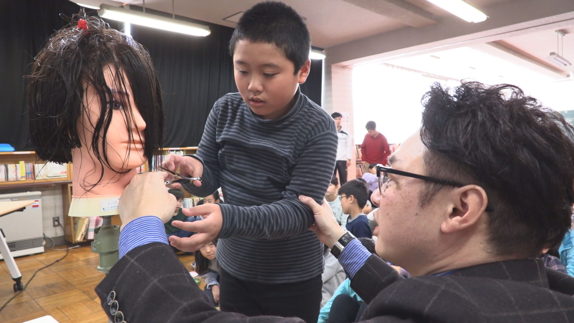 児童がヘアカットに挑戦！ 将来の仕事を考える総合学習