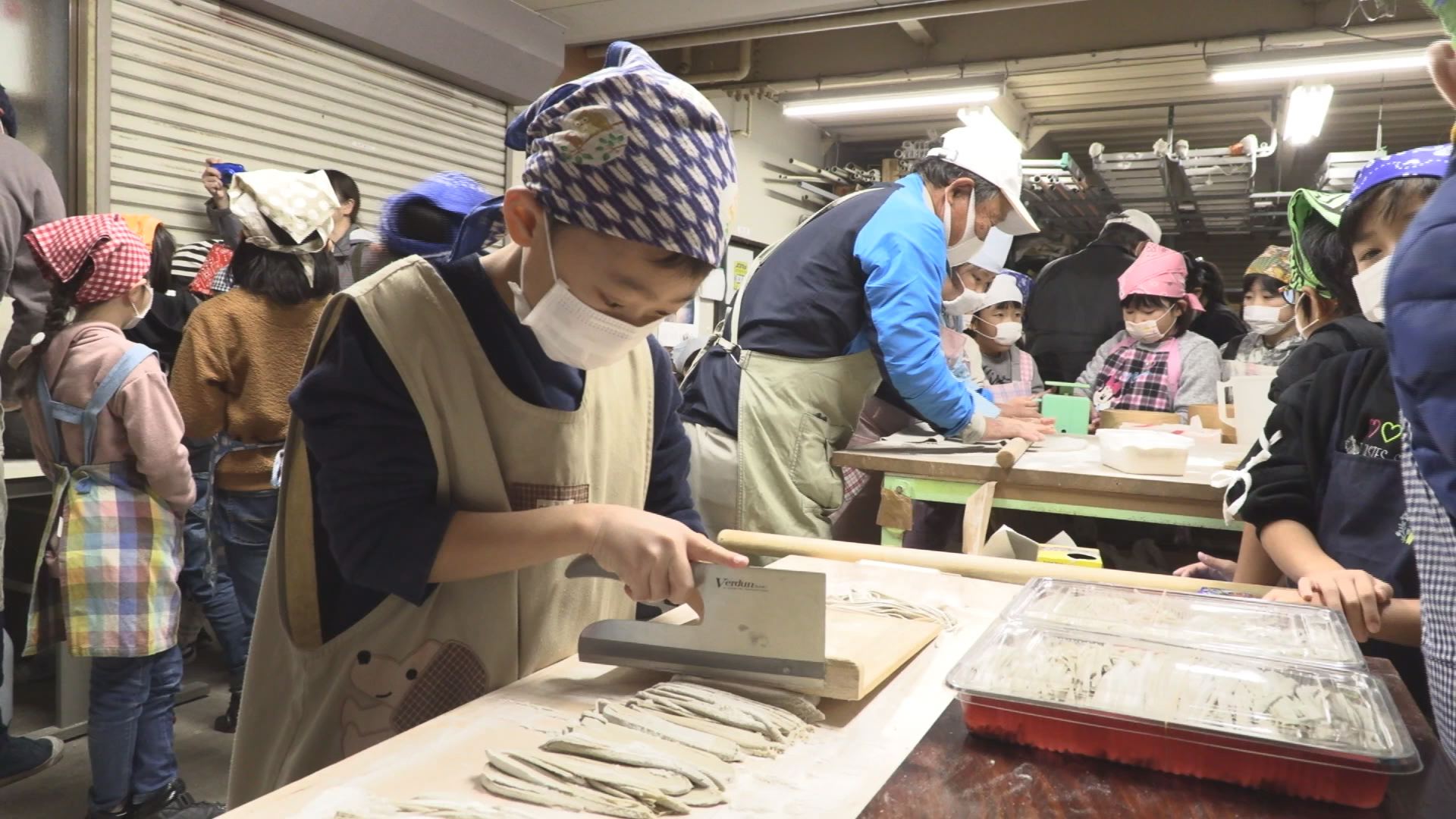 地元の名人に学びます！黒田小3年生がそば打ちに挑戦