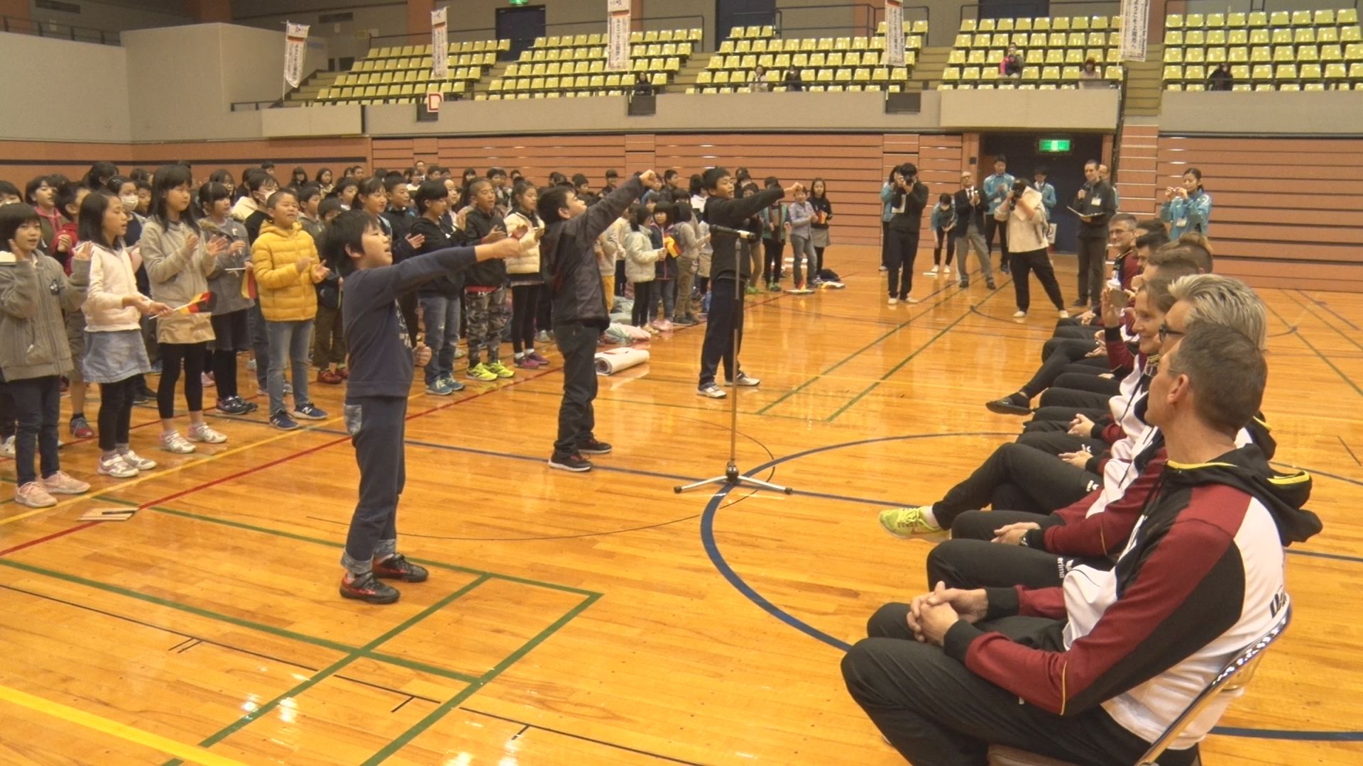 児童200人が見学！独トランポリンチーム 公開練習