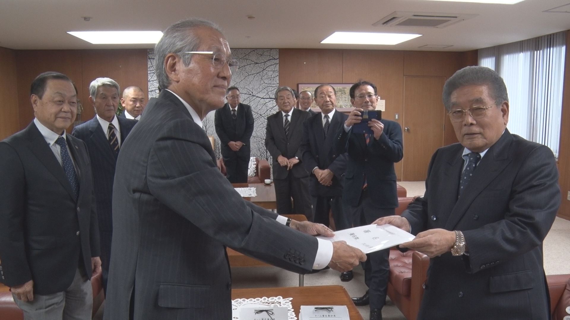 上越市に新野球場建設求め 3万筆の署名提出
