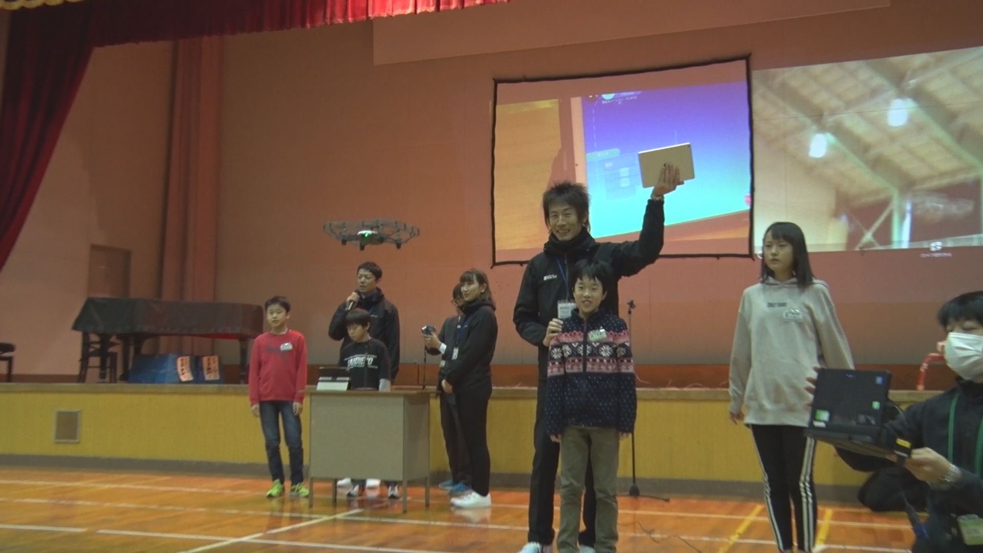 上越市教育委員会にドローン10機寄贈 小学生が操縦に挑戦！