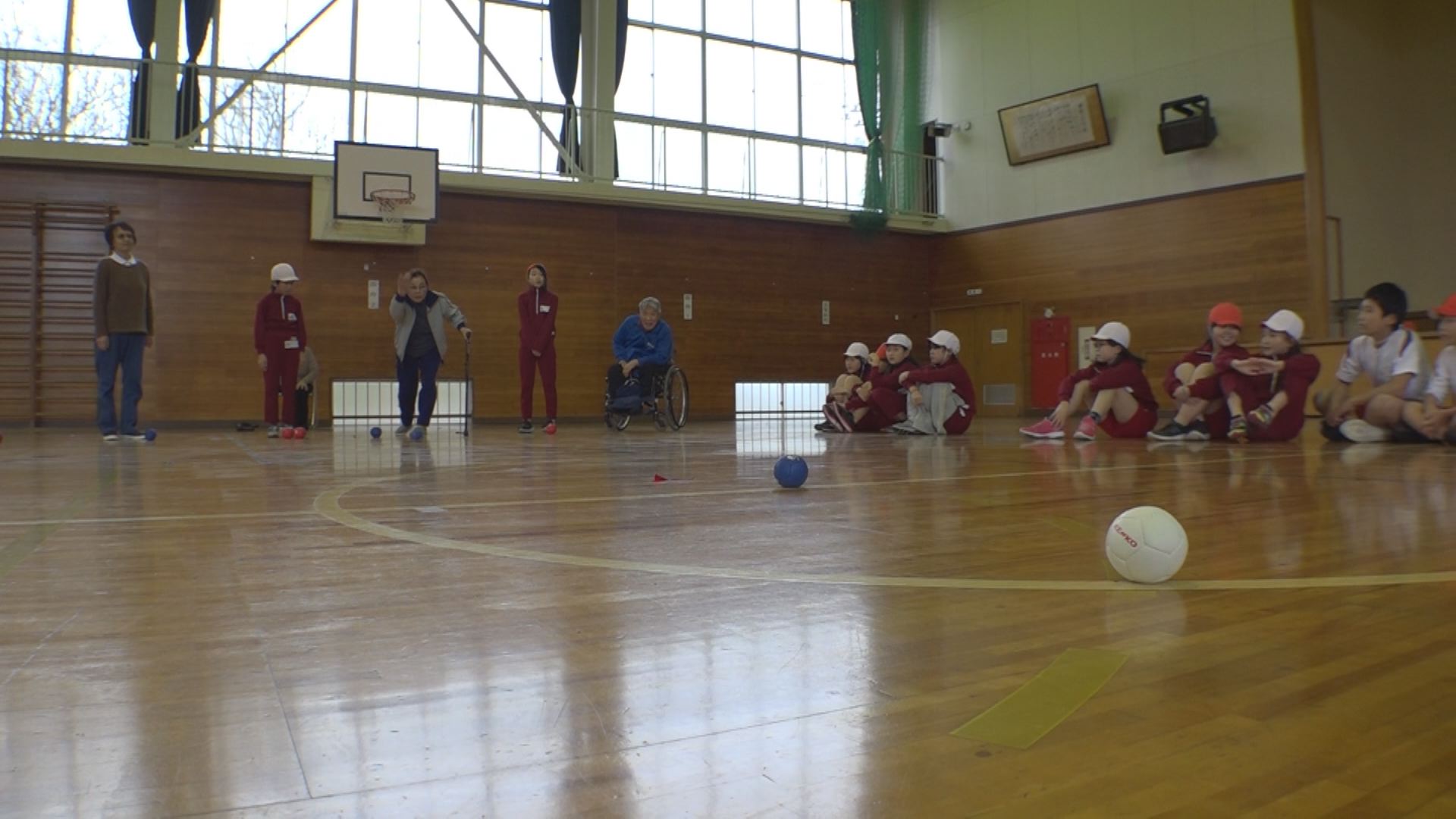 パラスポーツ「ボッチャ」体験　国府小5年