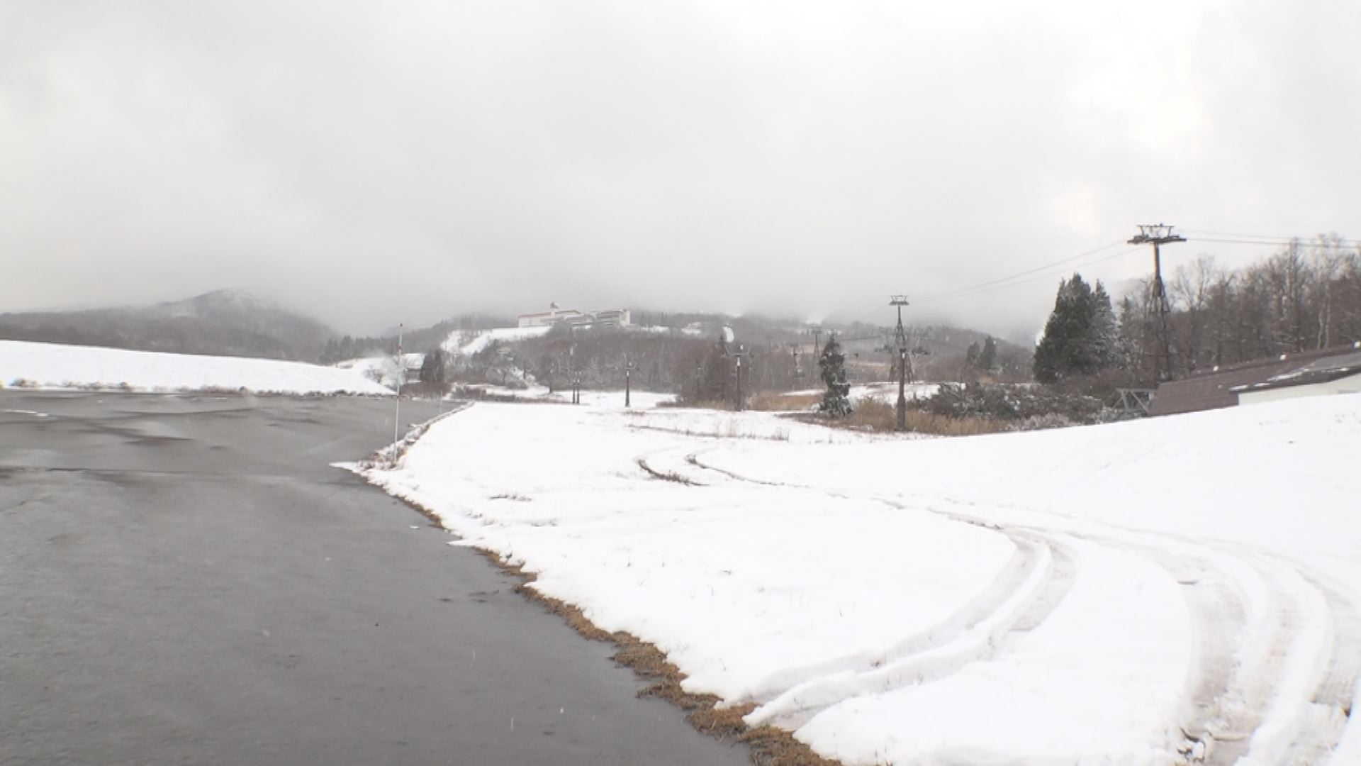 妙高市の山沿いで雪 3か月予報は暖冬少雪