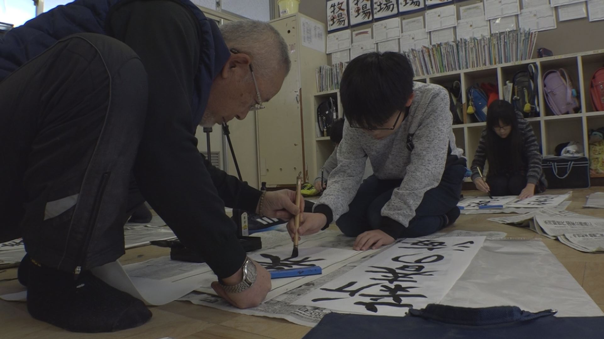 山部小 地域の書道指導者と書初め練習