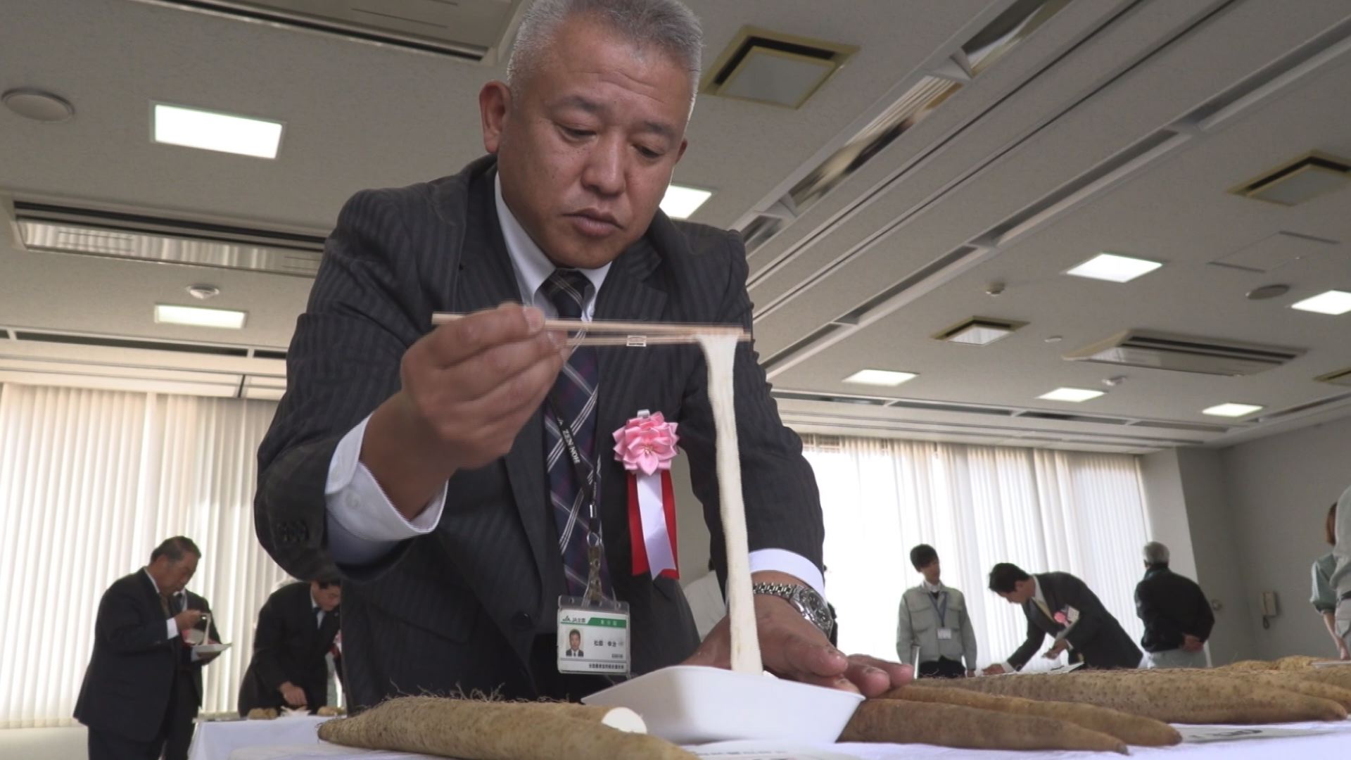 色も香りもバツグン 自然薯品評会