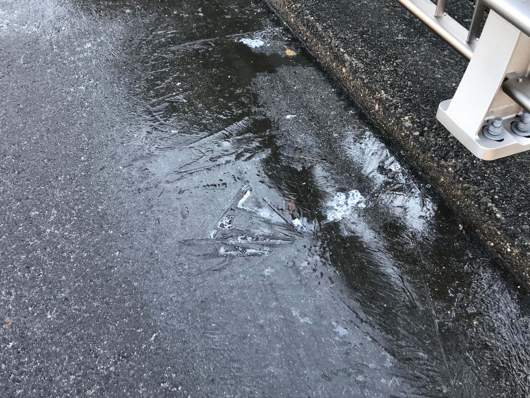 今朝は高田でも氷点下 交通にも影響