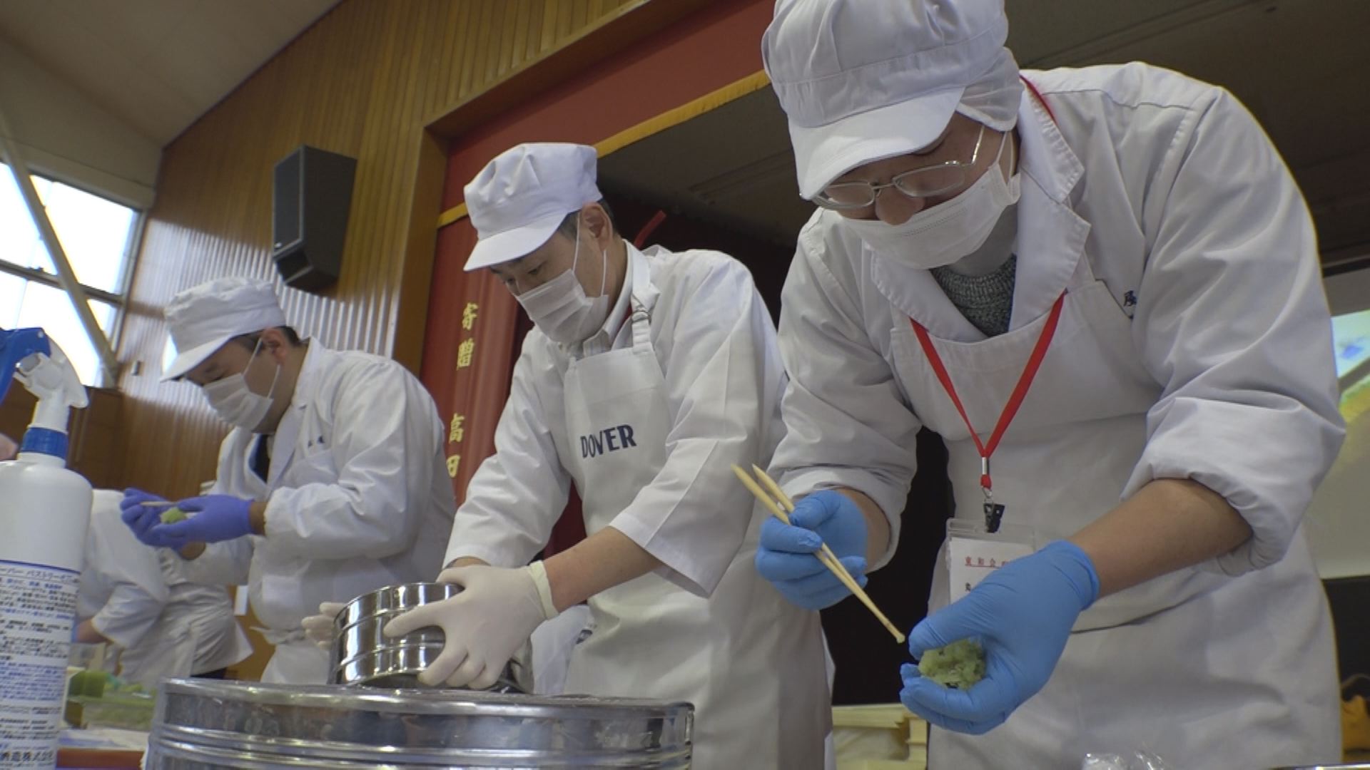 職人から和菓子のプレゼント　東和会がかなやの里でお菓子作り実演