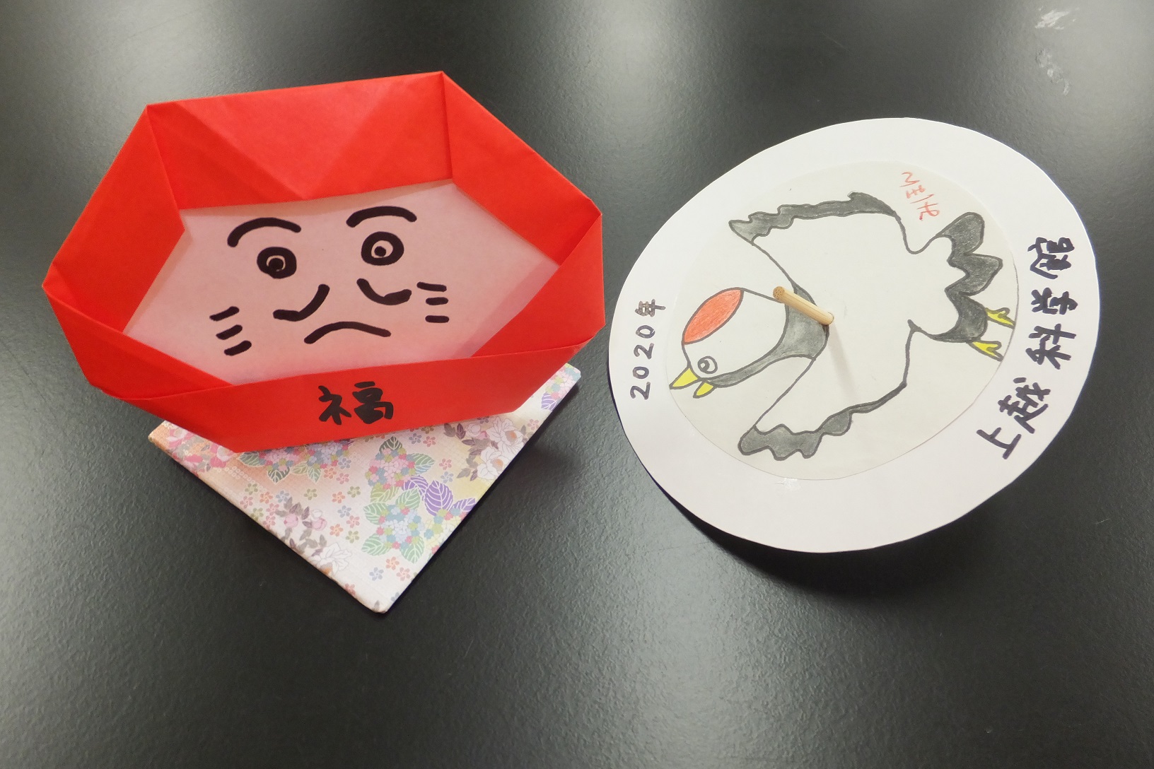 左：だるまさんがくるりん　右：新春！生き物大回転コマ小