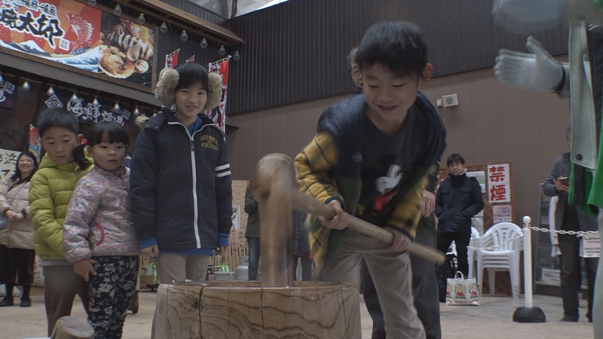 本町商店街で恒例のもちつき　獅子舞も登場！
