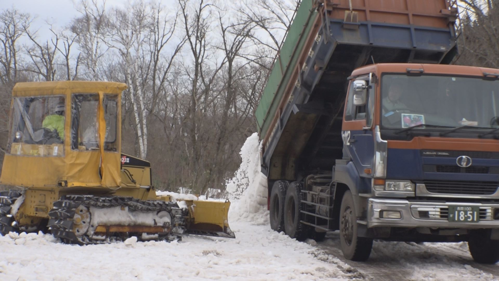 雪不足 インターハイ会場に雪運搬