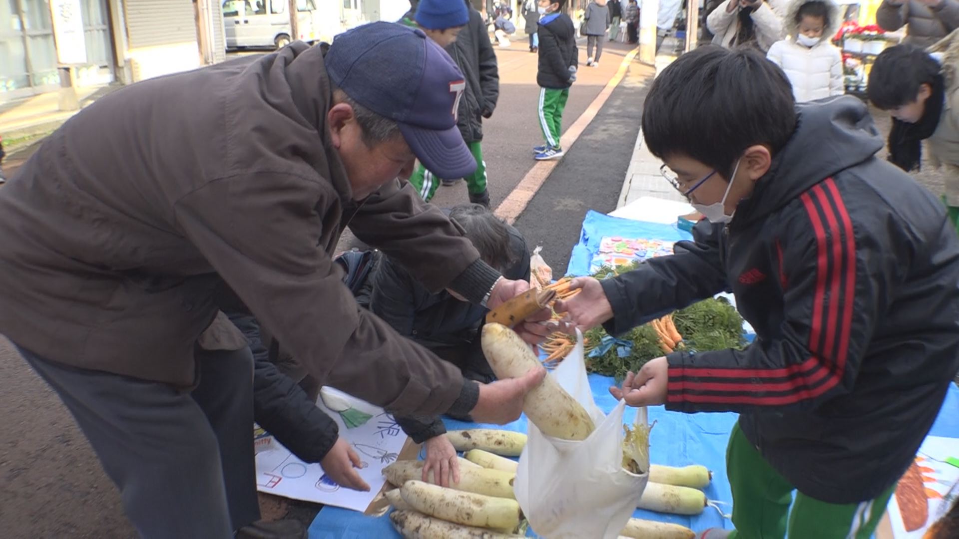 南本町小児童 朝市で野菜販売