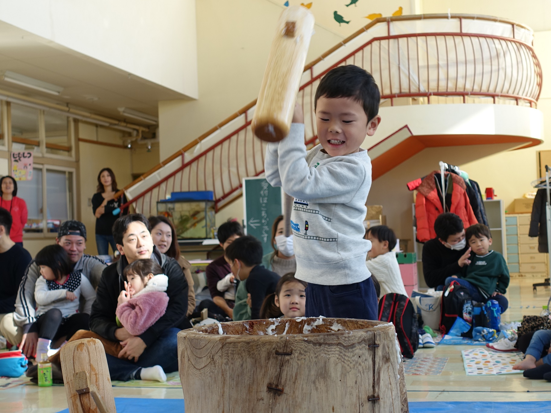 笑顔もお腹もいっぱい！紅葉幼稚園 親子で餅つき