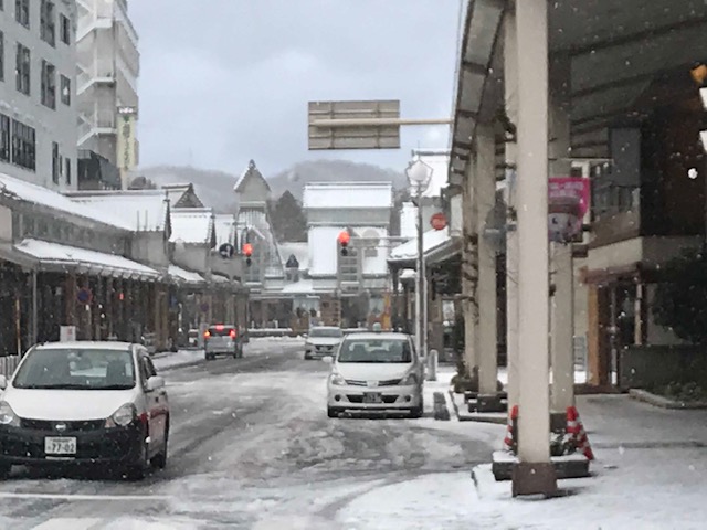 強い寒気の影響 妙高市関山で積雪75㎝ 平野部でも雪